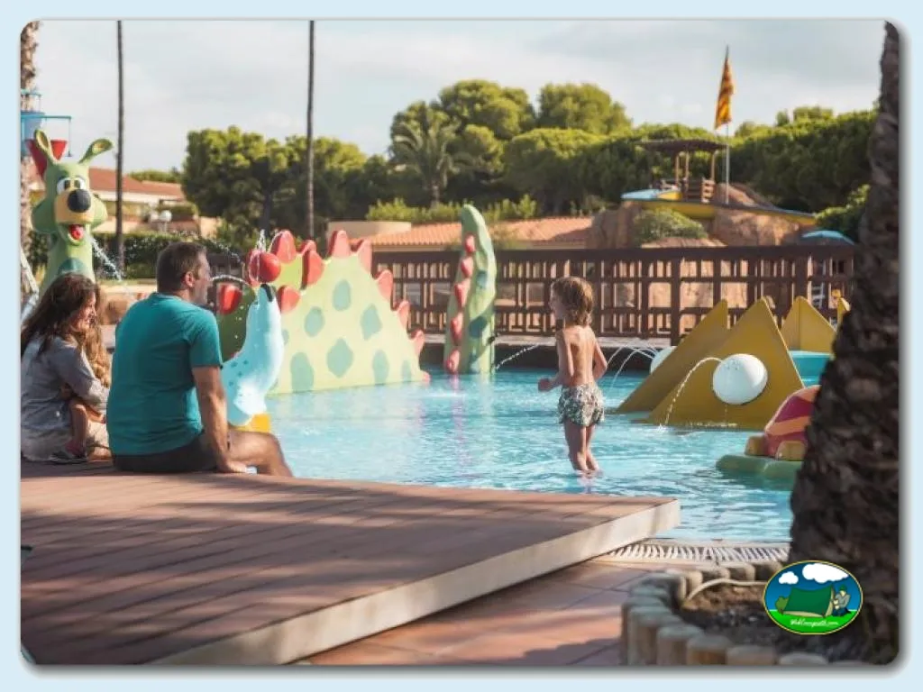Piscina infantil con juegos acuáticos y parque infantil del Camping Stel, Roda de Berà (Tarragona)