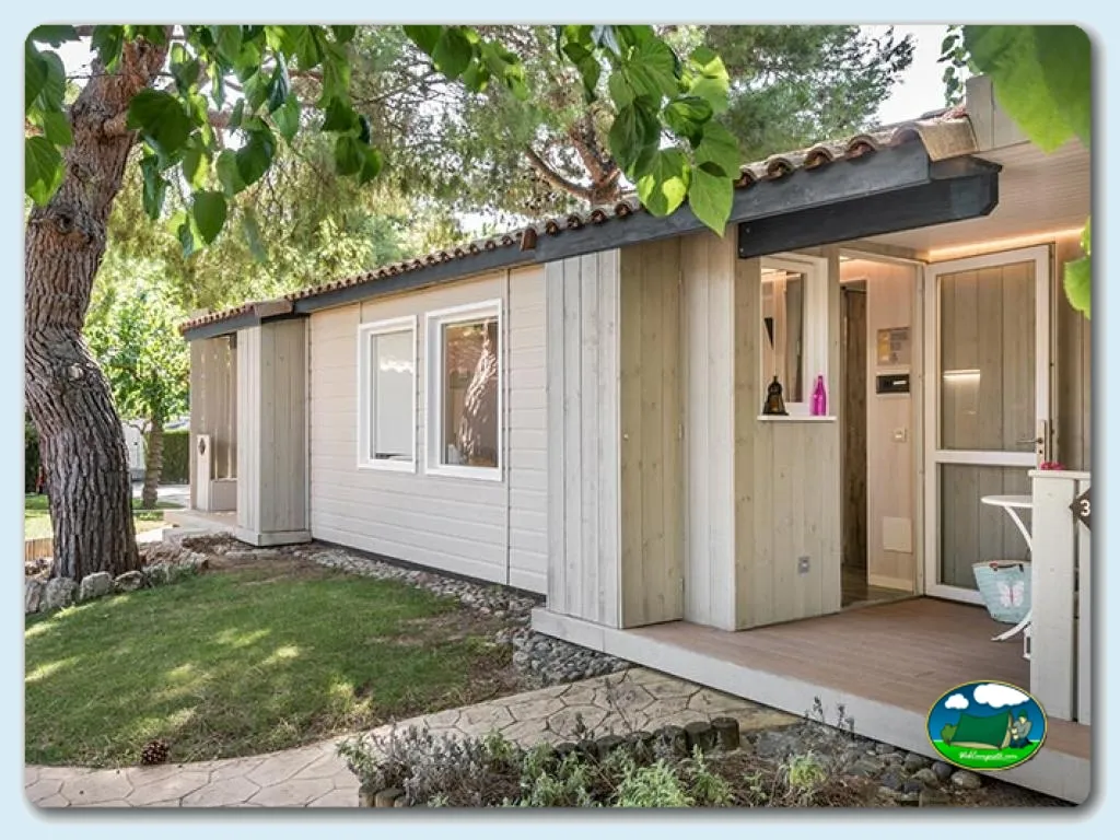 Bungalow moderno con terraza y jardín arbolado del Camping Stel, Roda de Berà (Tarragona)