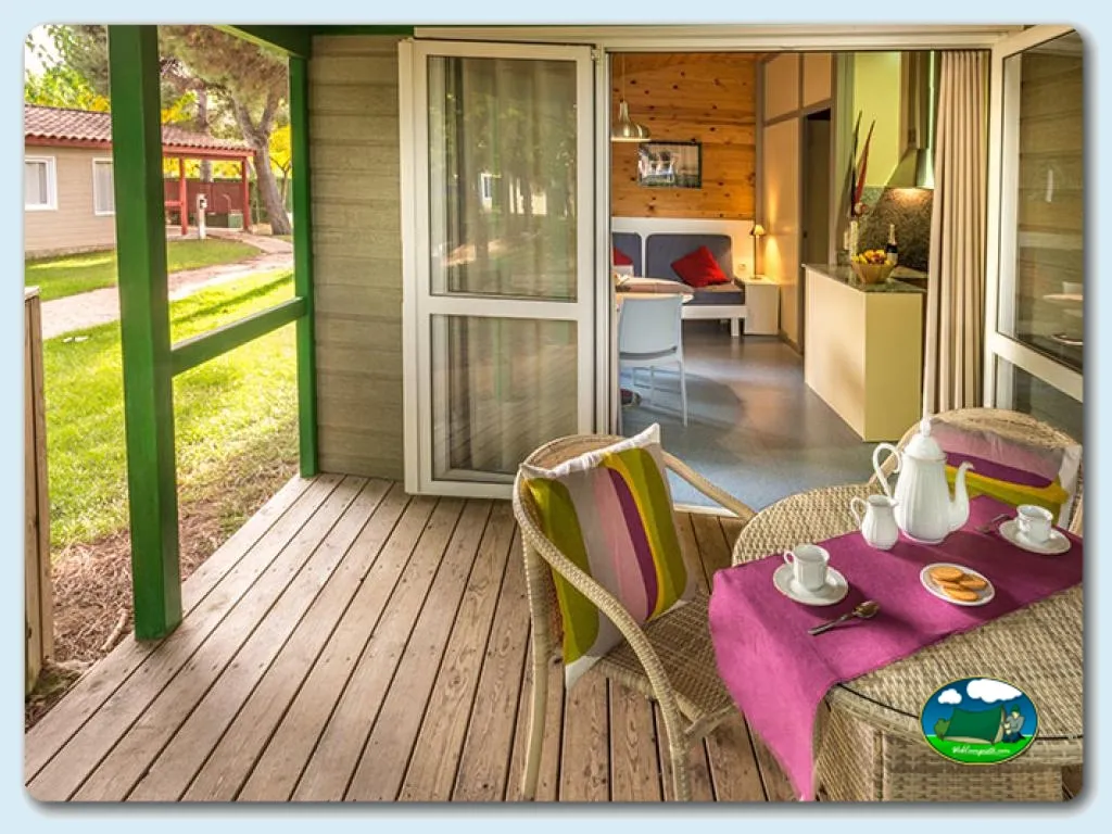 Bungalow con terraza y vistas al jardín del Camping Stel, Roda de Berà (Tarragona)