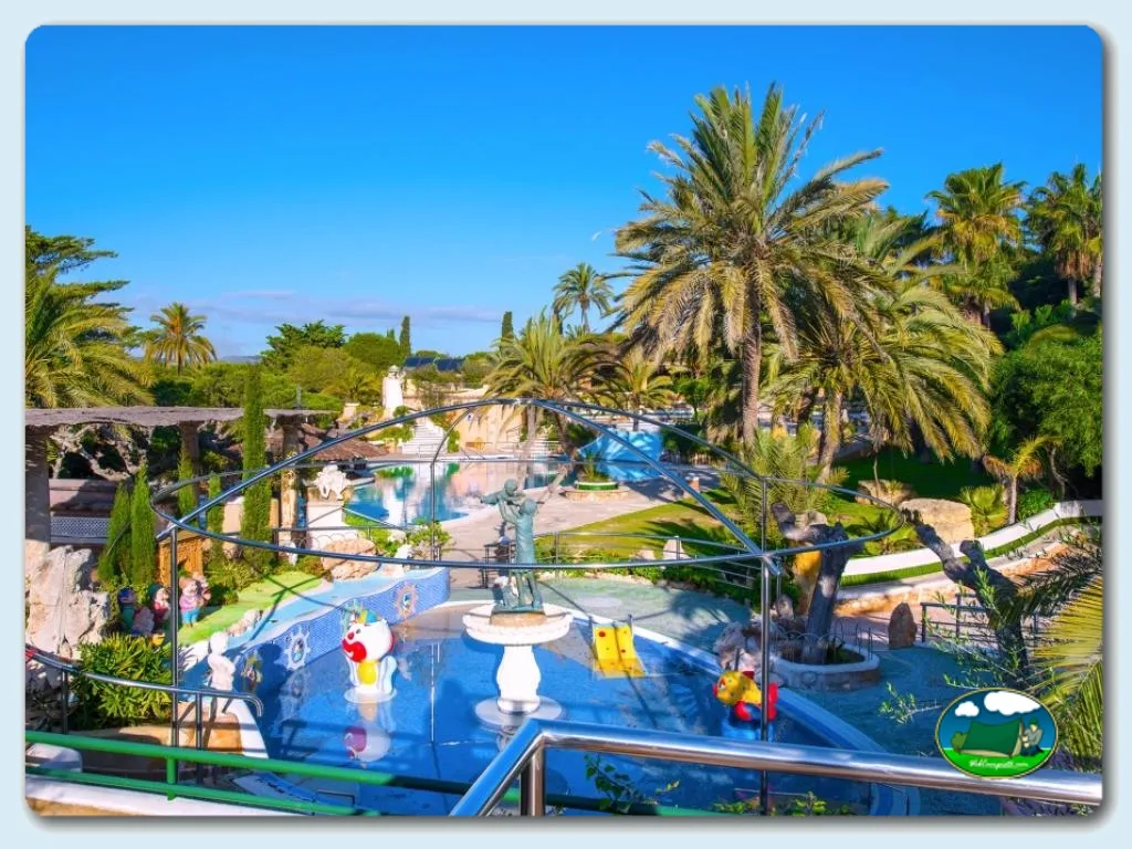 Parque infantil con piscina y palmeras del Camping Park Platja Bará, RODA DE BARA – TARRAGONA (Tarragona)