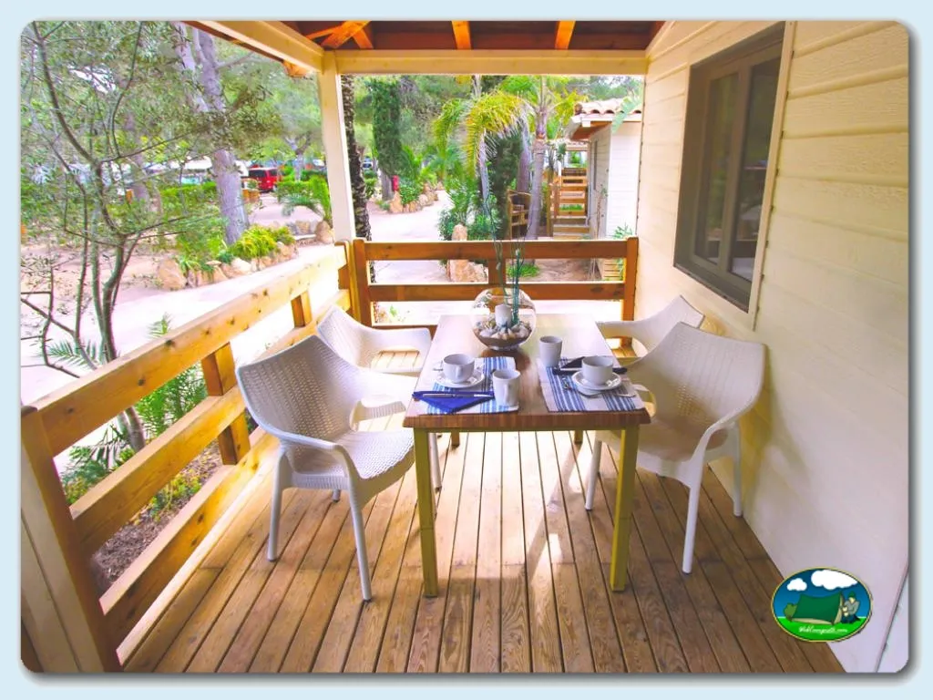 Bungalow con terraza y vistas al entorno arbolado del Camping Park Platja Bará, RODA DE BARA – TARRAGONA (Tarragona)