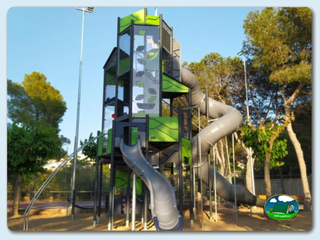 Parque infantil con tobogán y torre de escalada del Camping Park Platja Bará, RODA DE BARA – TARRAGONA (Tarragona)