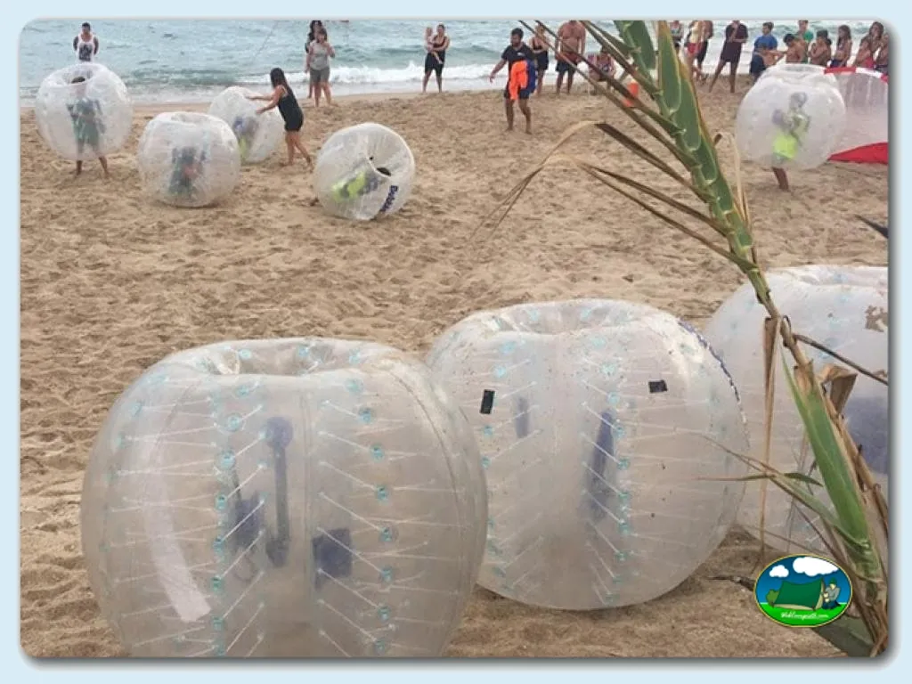 Playa junto al mar, actividad de burbujas hinchables del Camping Francas, El Vendrell (Tarragona)