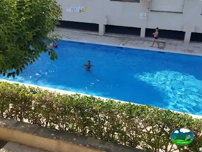 Piscina climatizada con agua cristalina y zonas de descanso del Camping Mar de Cunit, Cunit (Tarragona)