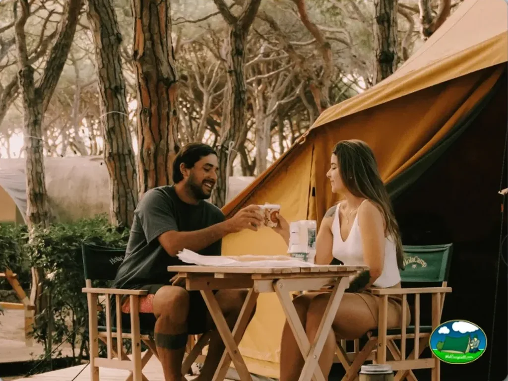 Glamping tienda de acampada con pareja disfrutando del Camping Sitges, Sitges (Barcelona)