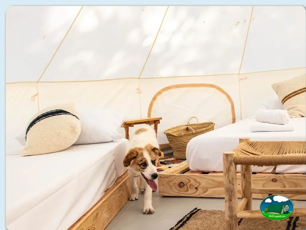 Glamping tipi interior con camas y decoración boho del Camping Sitges, Sitges (Barcelona)