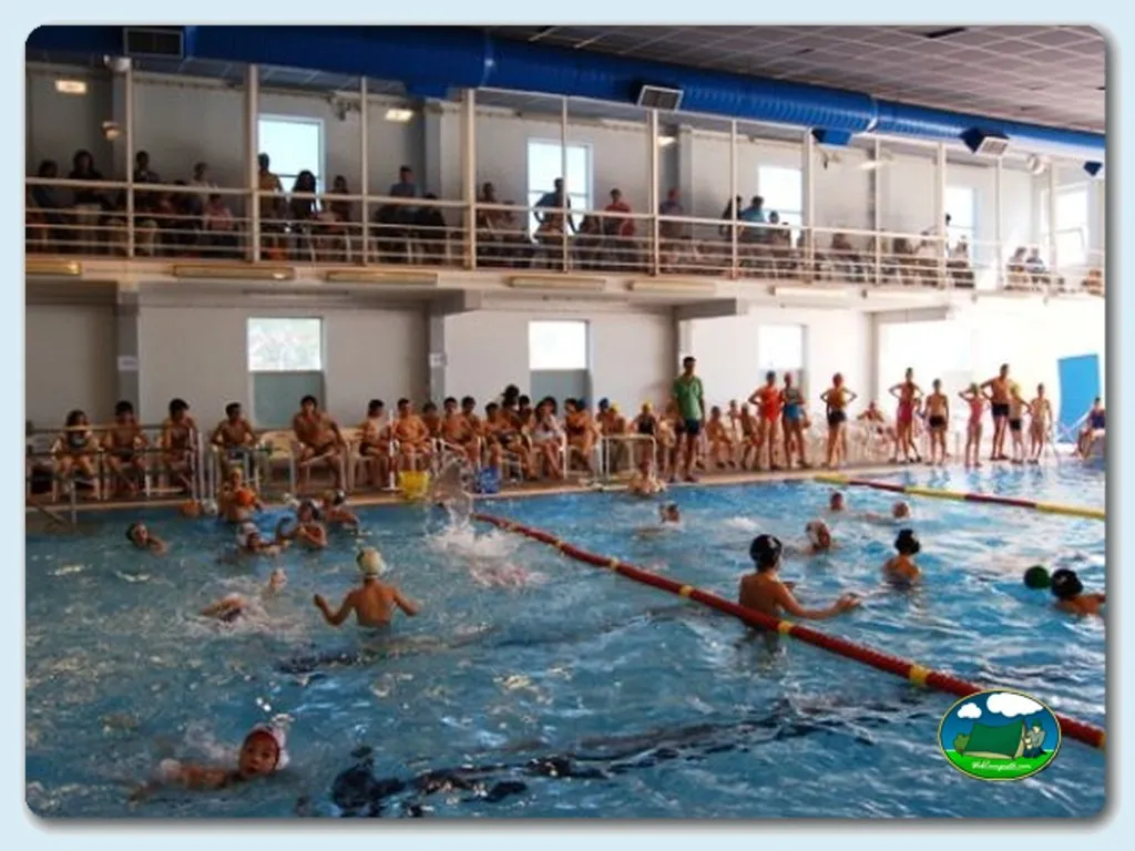 Piscina cubierta climatizada con actividades infantiles del Camping Constância, Constância (Santarém)