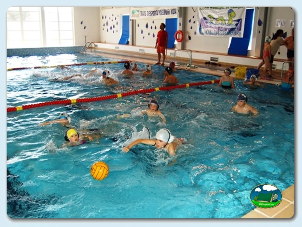 Piscina cubierta con actividades infantiles del Camping Constância, Constância (Santarém)