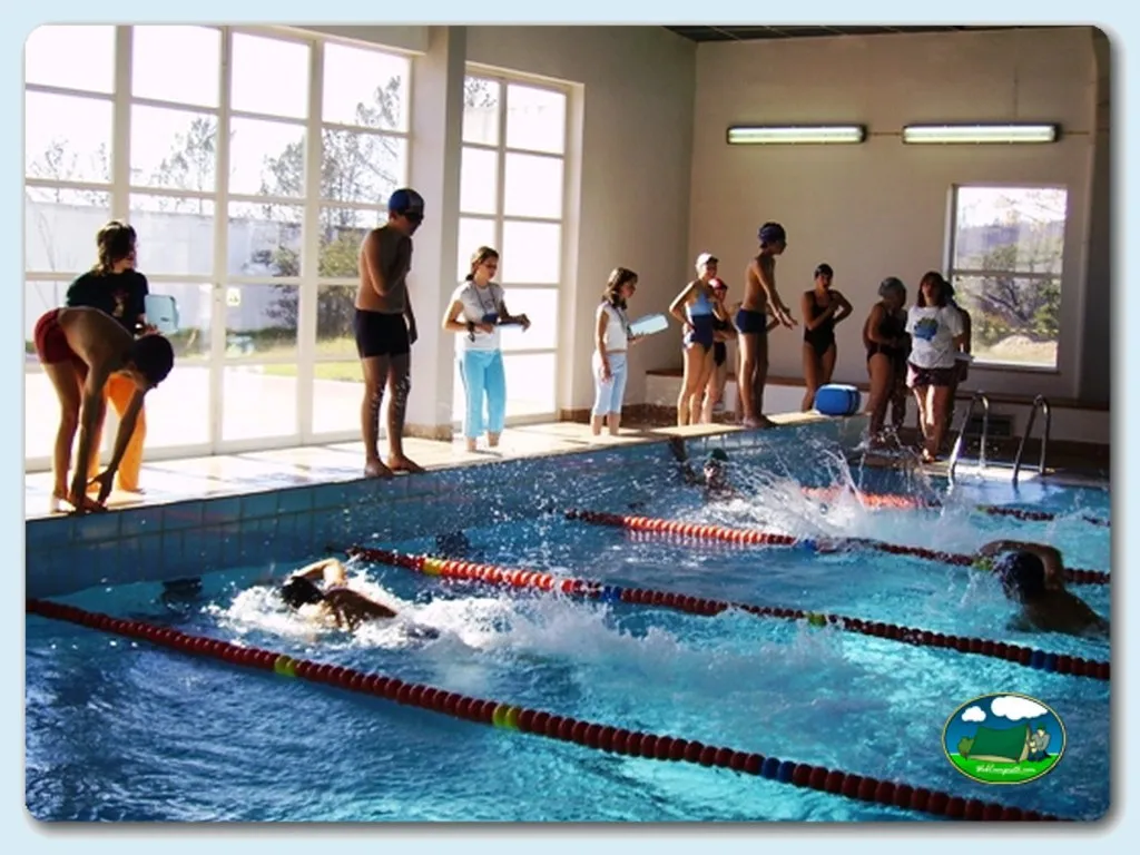 Piscina cubierta con clase de natación infantil del Camping Constância, Constância (Santarém)