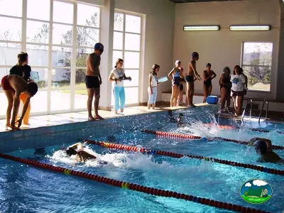 Piscina cubierta con clase de natación infantil del Camping Alma do Zêzere, Constância (Santarém)