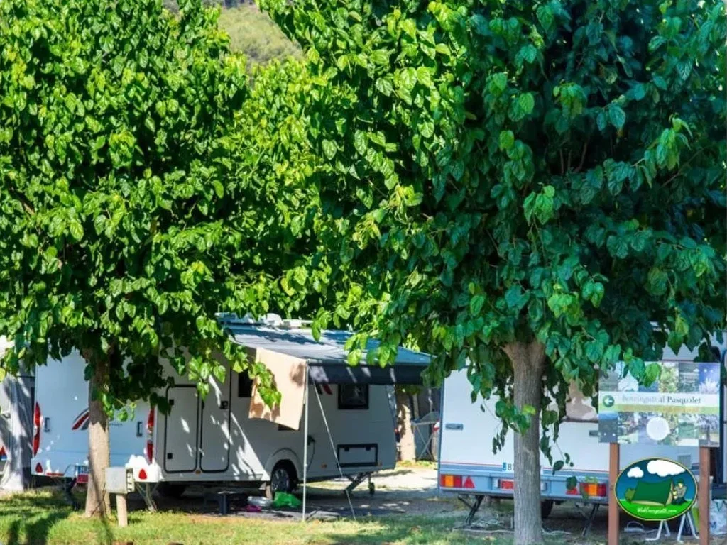 Mobil-home bajo árboles con sombra natural del Camping El Pasqualet, Caldes de Montbui (Barcelona)