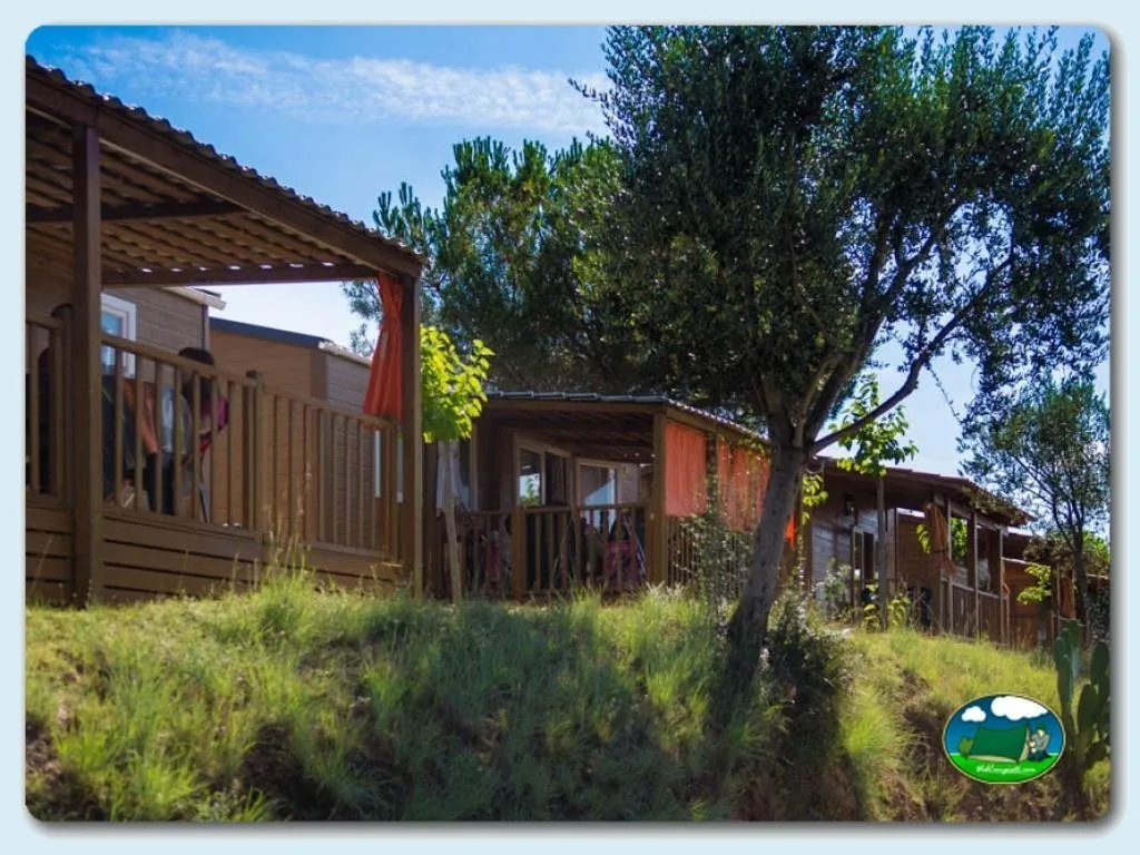 Bungalows de madera en entorno arbolado del Camping El Pasqualet, Caldes de Montbui (Barcelona)