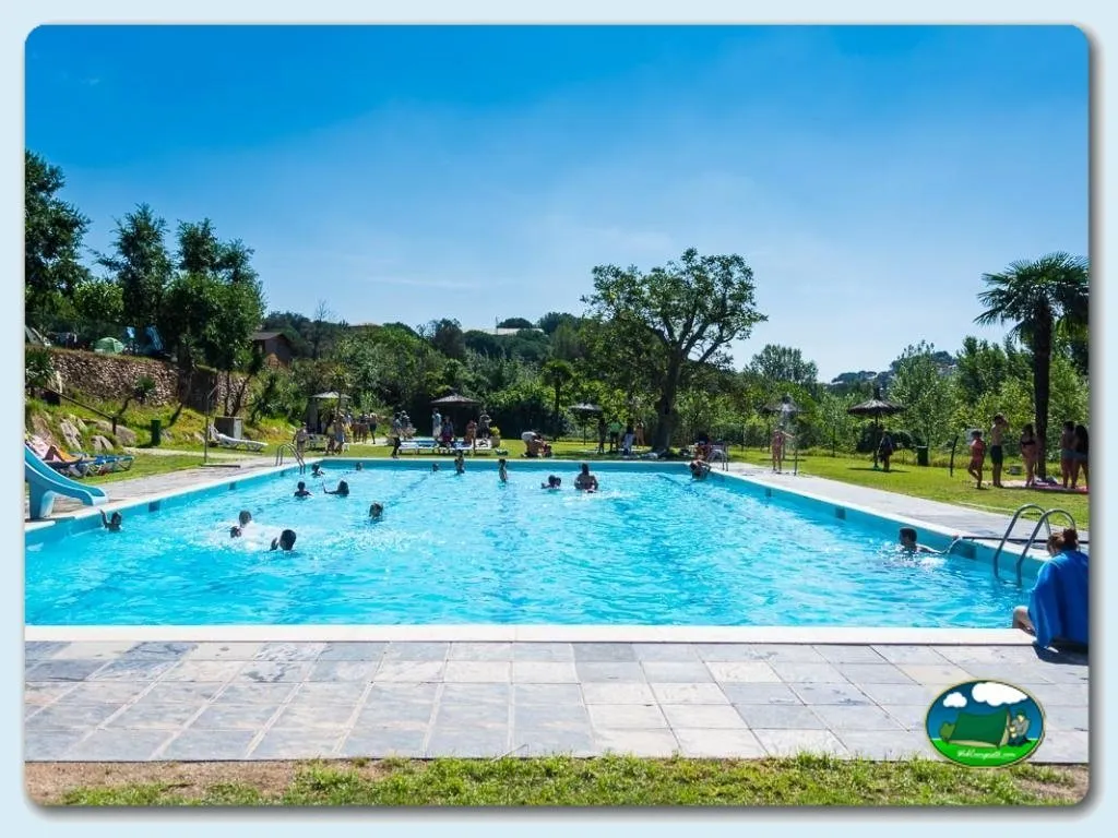 Piscina con vistas a la montaña y zonas verdes del Camping El Pasqualet, Caldes de Montbui (Barcelona)