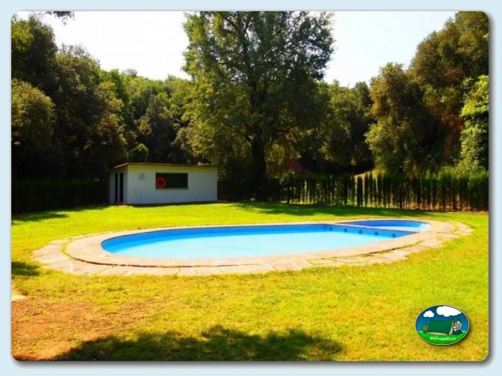 Piscina con vistas al bosque y caseta del Camping El Vedado, Vallromanes (Barcelona)