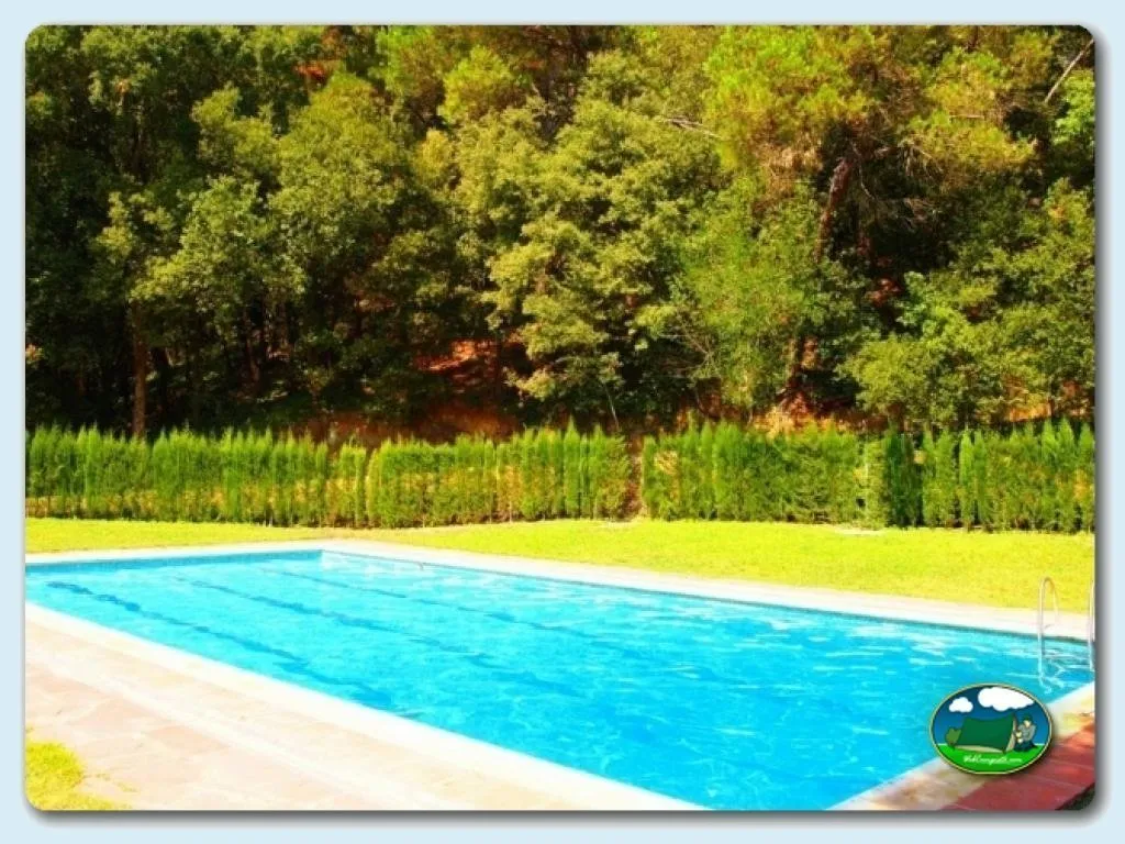 Piscina con vistas a la montaña del Camping El Vedado, Vallromanes (Barcelona)