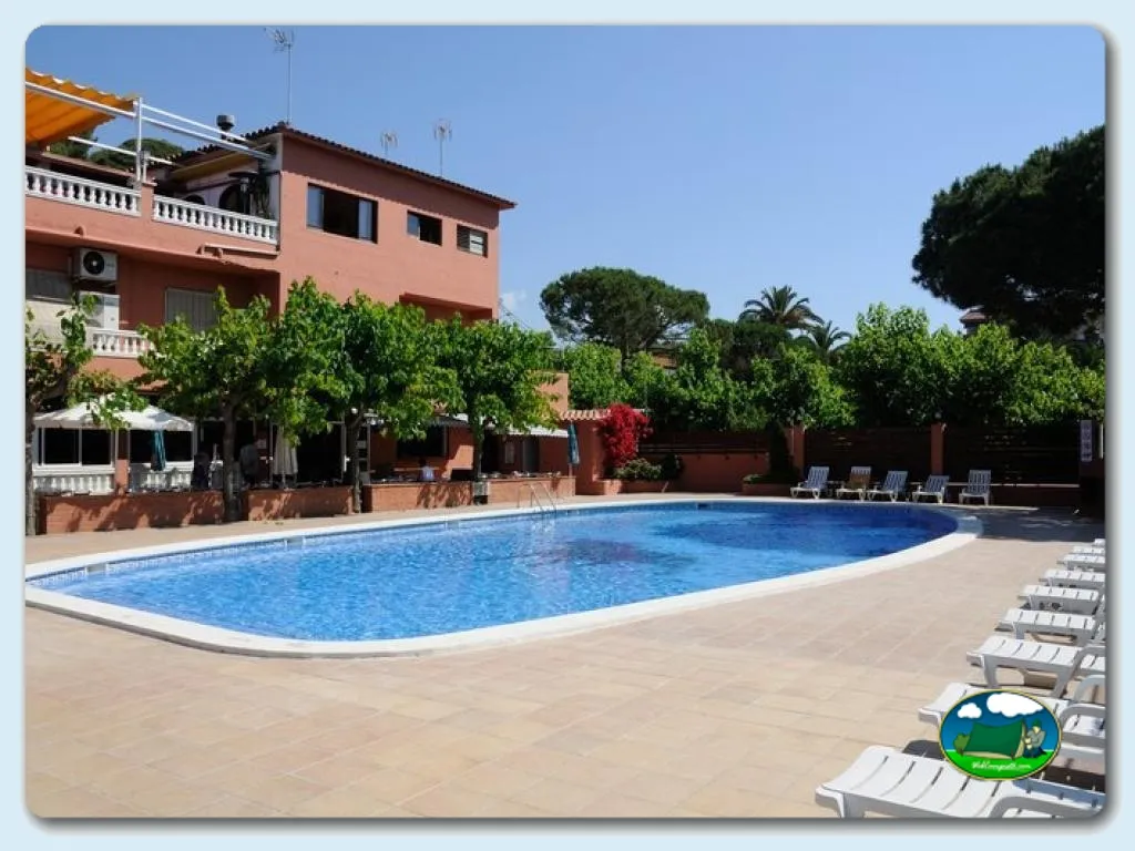 Piscina con vistas a alojamiento y zona de descanso del Camping El Toro Azul, Arenys de Mar (Barcelona)