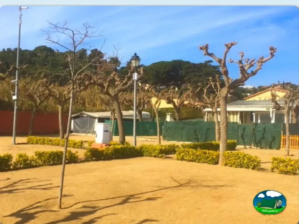Parcela con mobil-home y vistas a la montaña del Camping El Toro Azul, Arenys de Mar (Barcelona)