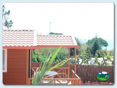 Cabaña con terraza y vistas al recinto del Camping El Carlitos, Arenys de Mar (Barcelona)
