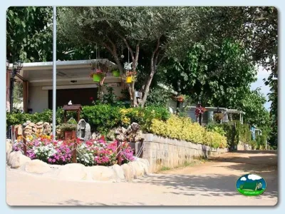 Mobil-home con jardín y flores del Camping El Carlitos, Arenys de Mar (Barcelona)