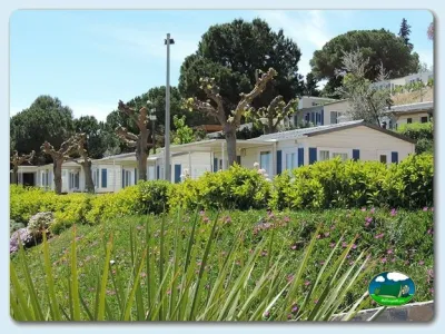 Mobil-home con vistas a jardín y árboles mediterráneos del Camping El Carlitos, Arenys de Mar (Barcelona)