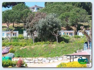 Mobil-home con vistas a la sierra y jardines florales del Camping El Carlitos, Arenys de Mar (Barcelona)