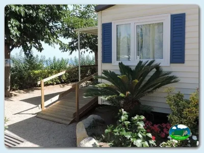 Bungalow con vistas al mar y terraza del Camping El Carlitos, Arenys de Mar (Barcelona)