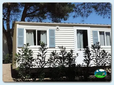 Mobil-home con jardín y sombrilla del Camping El Carlitos, Arenys de Mar (Barcelona)