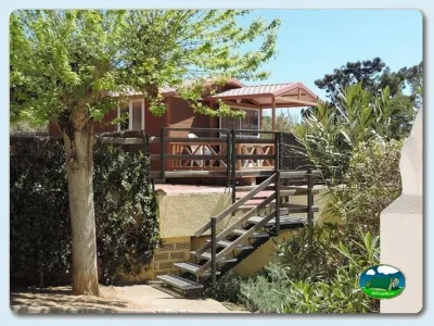 Mobil-home con terraza cubierta y escalera de acceso del Camping El Carlitos, Arenys de Mar (Barcelona)