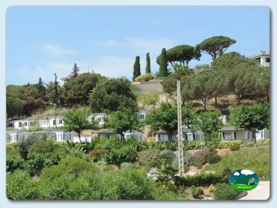 Mobil-home con vistas a la sierra, entorno Mediterranean del Camping El Carlitos, Arenys de Mar (Barcelona)