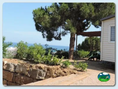 Bungalow con vistas al mar, pinar y terraza del Camping El Carlitos, Arenys de Mar (Barcelona)