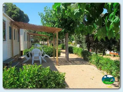 Mobil-home con pérgola y parcela ajardinada del Camping El Carlitos, Arenys de Mar (Barcelona)