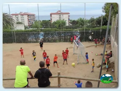 Parque infantil con cancha de voleibol y vistas al mar del Camping El Carlitos, Arenys de Mar (Barcelona)