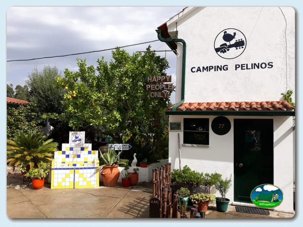Recepción con cartel y logo del Camping Pelinos 77, Tomar (Santarém)