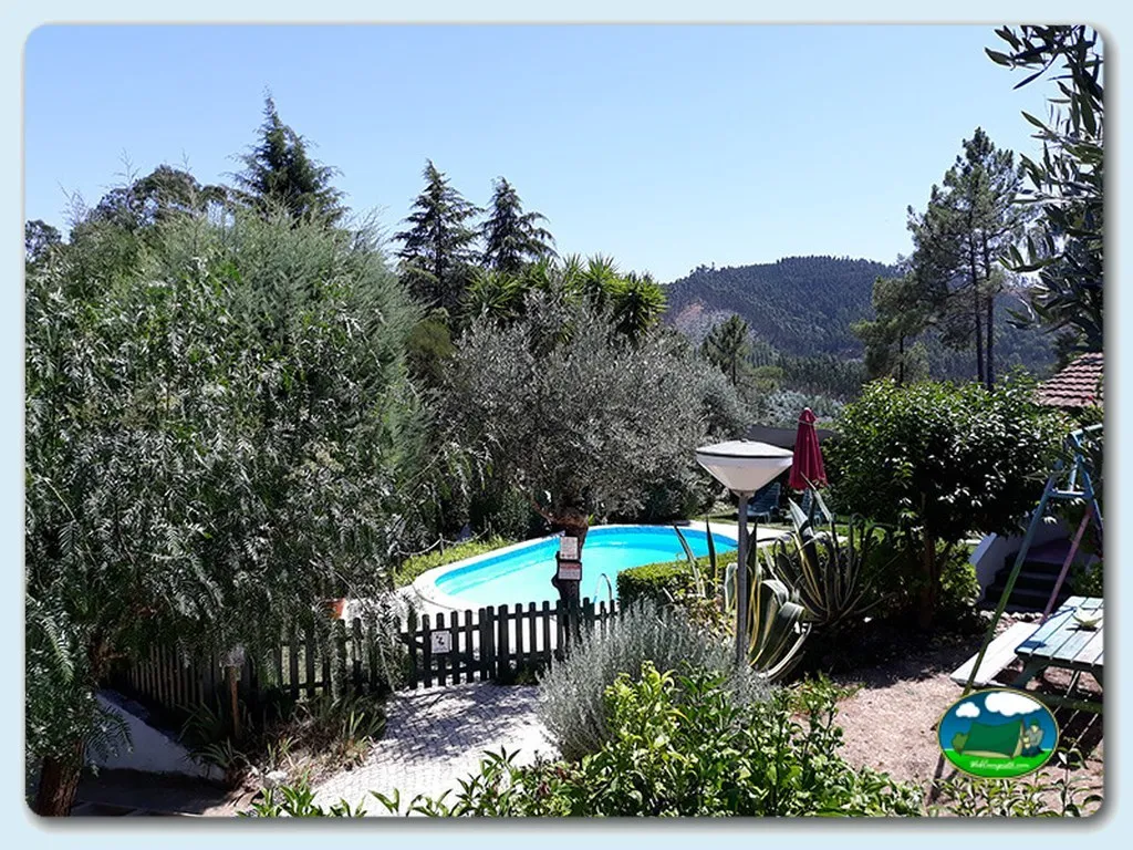 Piscina con vistas a la montaña y jardín del Camping Pelinos 77, Tomar (Santarém)