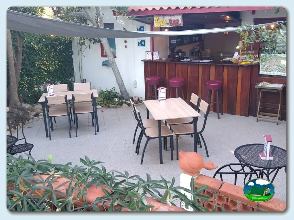 Restaurante con bar y zona de mesas del Camping Pelinos 77, Tomar (Santarém)