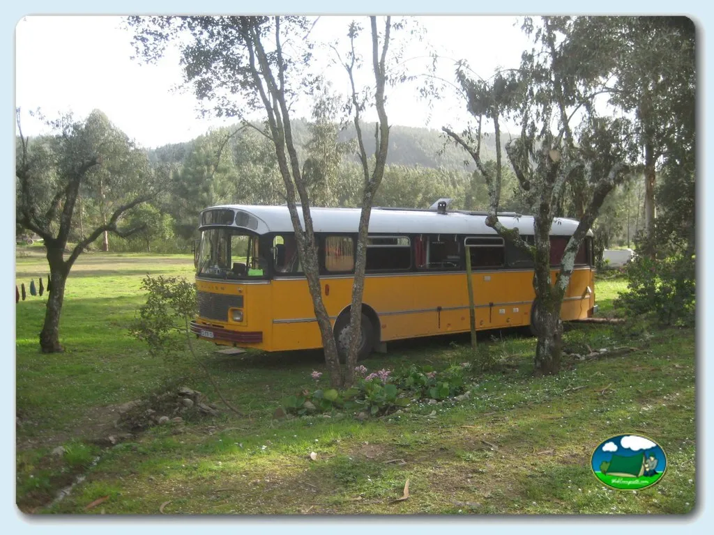 Mobil-home con vistas a la montaña entre árboles del Camping Pelinos 77, Tomar (Santarém)