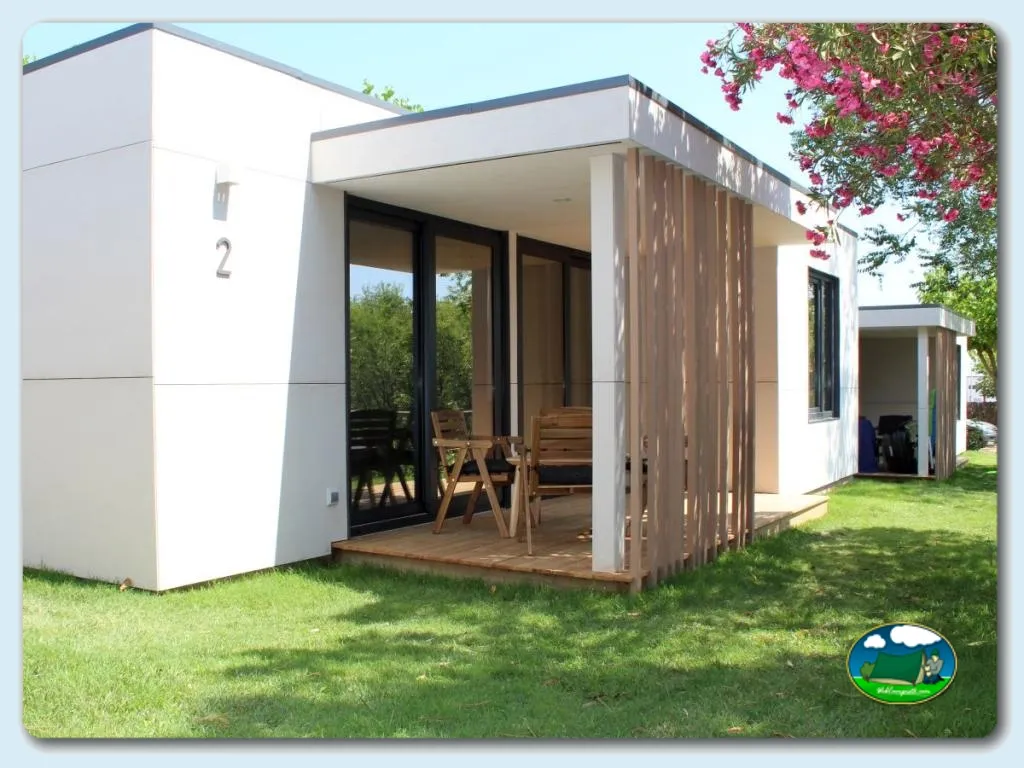Mobil-home moderno con terraza y flores del Camping Globo Rojo, Canet de Mar (Barcelona)
