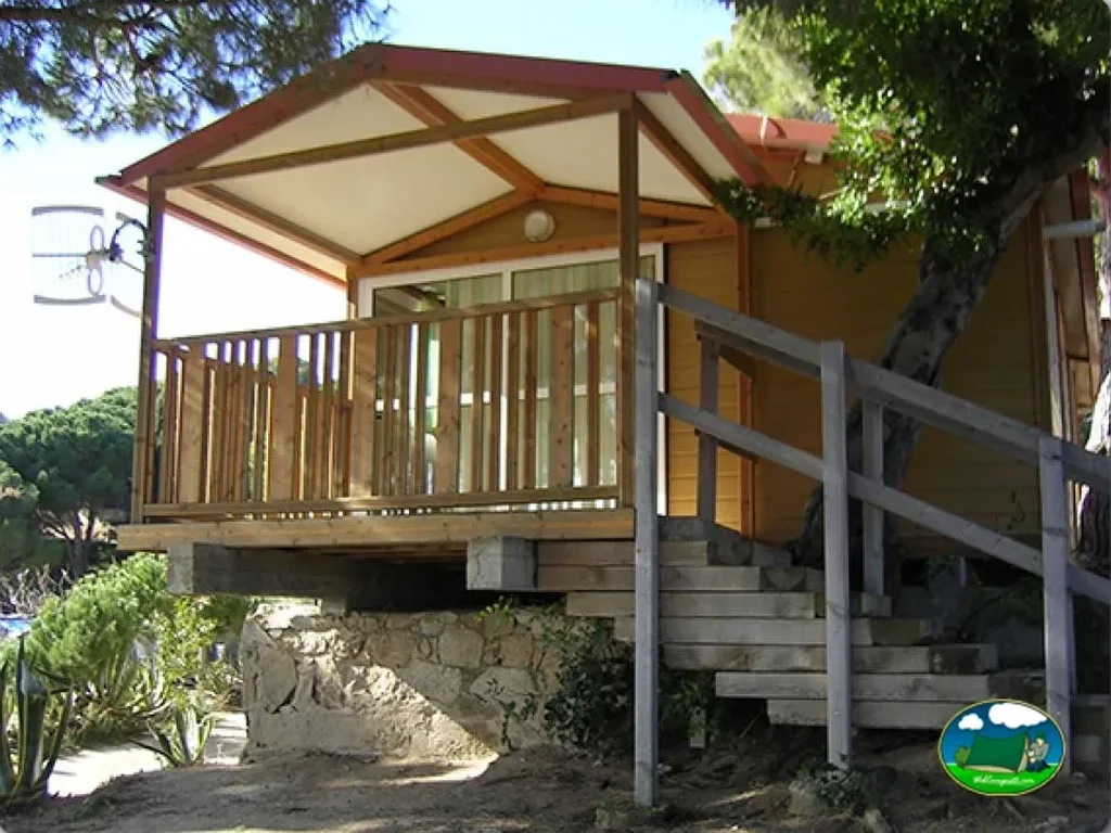 Bungalow con terraza cubierta y escaleras de acceso del Camping Kanguro, Sant Pol de Mar (Barcelona)