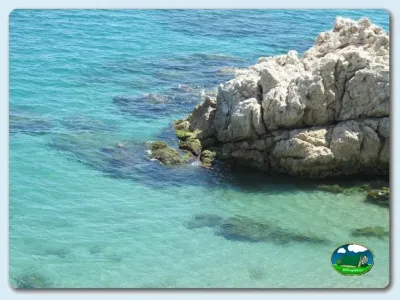 Playa junto al mar con rocas blancas del Camping Bungalows Roca Grossa, Calella (Barcelona)