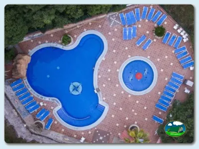 Piscina con vistas aéreas y zona de descanso del Camping Botanic Bona Vista Kim, Calella (Barcelona)