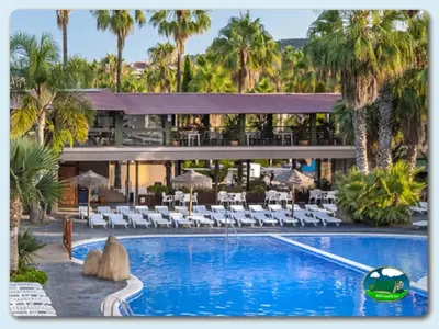 Piscina con zona de tumbonas y bar restaurante del Camping En Mar, Pineda de Mar (Barcelona)