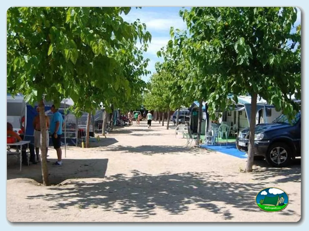 Parcela con sombra de árboles y acceso directo del Camping El Pinar, Santa Susanna (Barcelona)