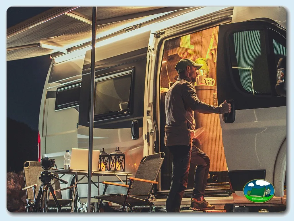Mobil-home con zona de estar exterior nocturna del Camping Castelo do Bode, Martichel (Santarém)