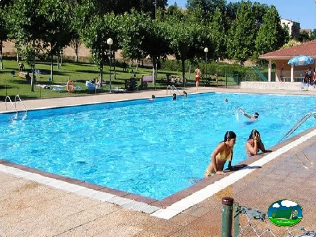 Piscina con vistas a montaña y zona arbolada del Camping Berceo, Berceo (La Rioja)
