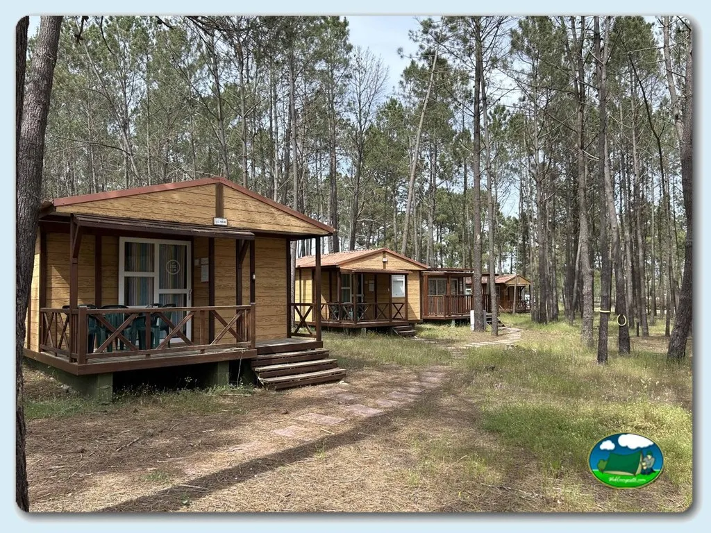 Bungalow con terraza en entorno de bosque de pinos del Camping San Miguel, Odemira (Beja)
