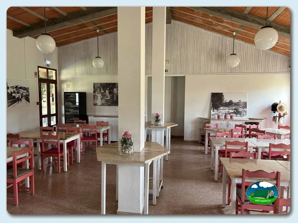 Restaurante con sillas rojas y vigas de madera del Camping San Miguel, Odemira (Beja)