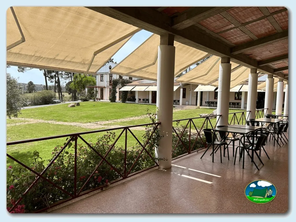 Restaurante con vistas al jardín y pérgola del Camping San Miguel, Odemira (Beja)
