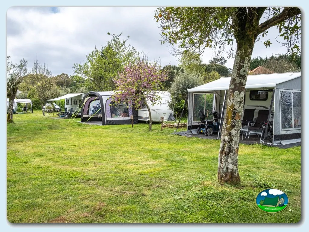 Parcelas con mobil-home y tienda de acampada en zona arbolada del Camping Quinta de Cerejeira, Ferreira do Zêzere (Santarém)