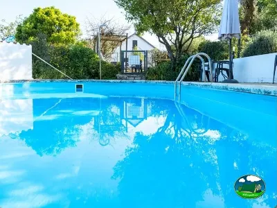 Piscina con tobogán y bungalow del Camping Quinta de Cerejeira, Ferreira do Zêzere (Santarém)