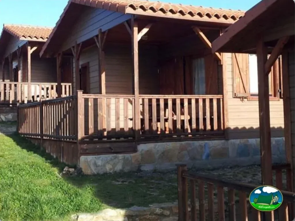 Bungalow con terraza y vistas al jardín del Camping El Concurso, Abejar (Soria)
